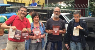 militantes do grupo de base do DAP Centro de São Paulo na feira livre