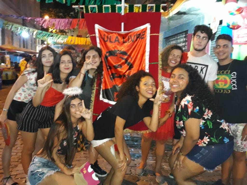jovens tirando foto