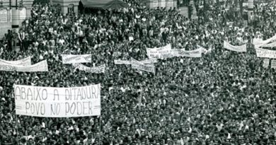Faixa "Abaixo a ditadura! Povo no Poder" durante comício da época