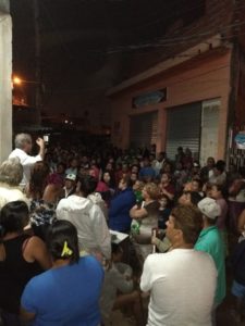 Moradores ouvem explicações da direção do Movimento