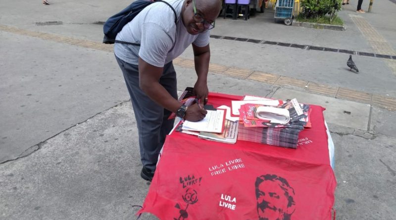 Trabalhador assina o abaixo-assinado contra a Reforma da Previdência