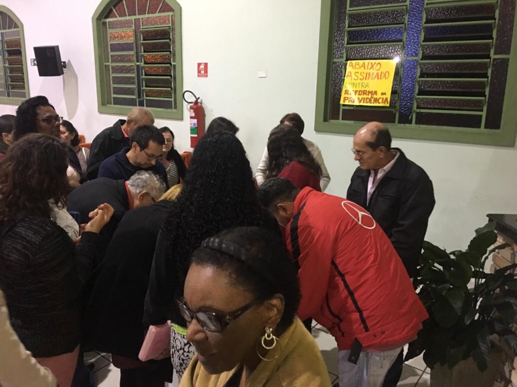 fiéis assinando o abaixo assinado