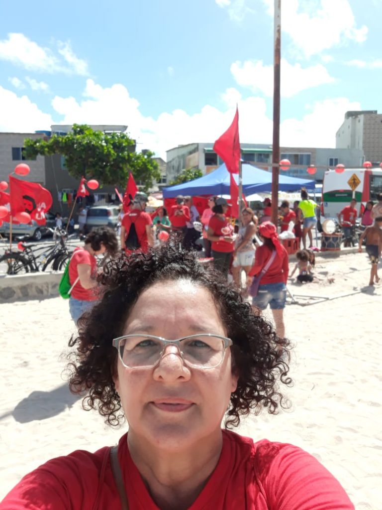 Banca ao fundo do mutirão de 26/maio