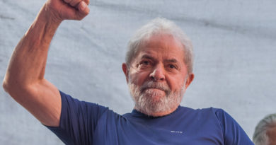 Lula com punho erguido