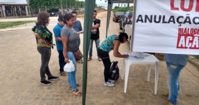 Coleta de assinaturas na fábrica DASS em Conquista (BA)