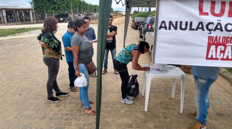 Coleta de assinaturas na fábrica DASS em Conquista (BA)