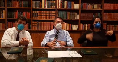 Bolsonaro, Mandetta e tradutora em pronunciamento