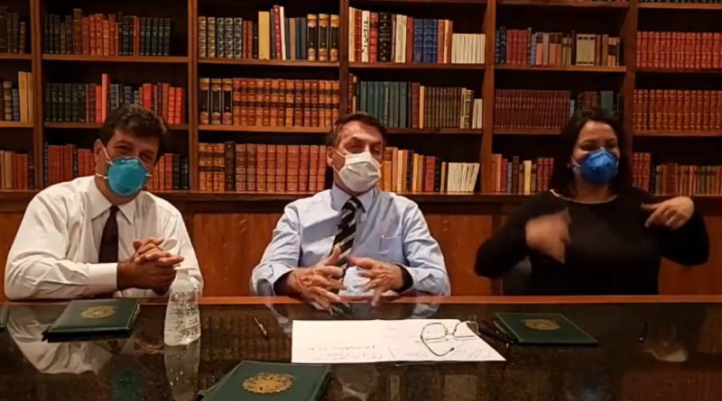 Bolsonaro, Mandetta e tradutora em pronunciamento