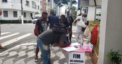 usuário da UBS Santa Cecília assinando o PL da Testagem