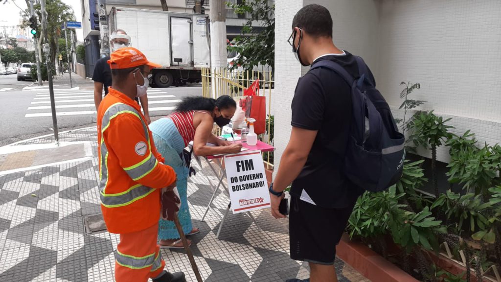trabalhadores da limpeza assinam