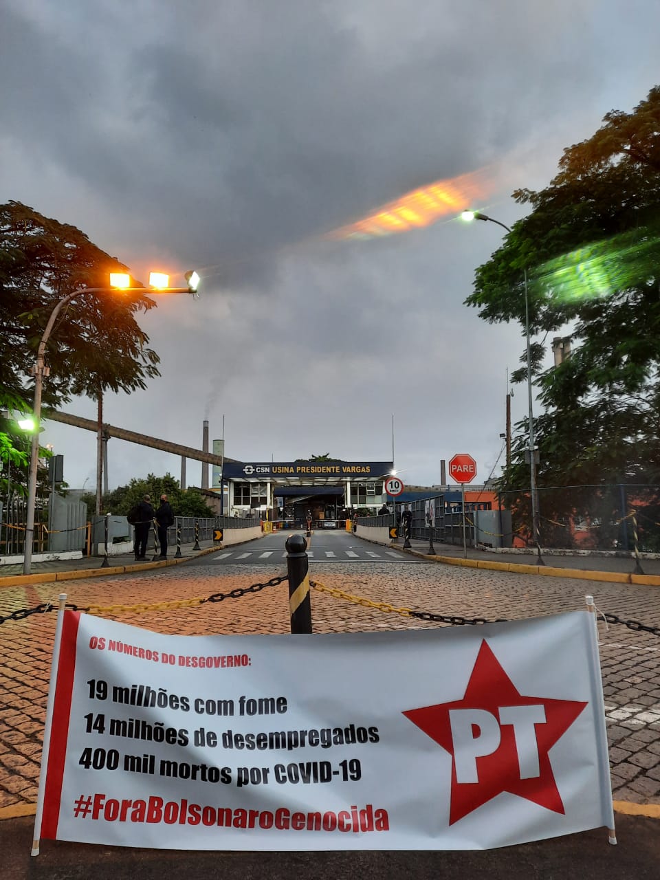 1º de maio Diálogo na porta da siderúrgica CSN e na feira em Volta Redonda Diálogo e Ação Petista