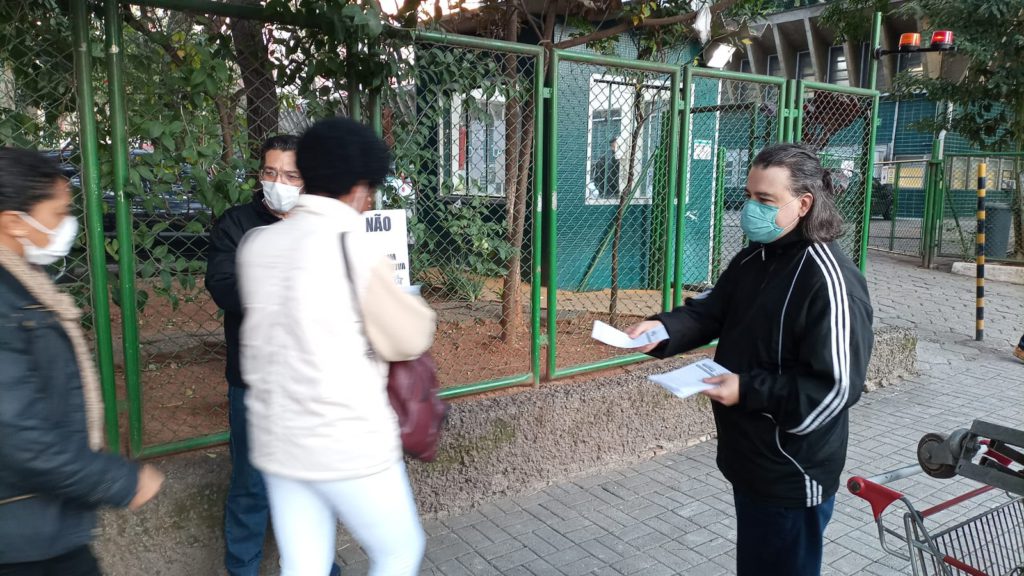 entrega do panfleto para funcionária