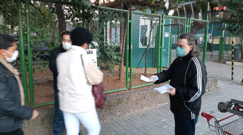 entrega do panfleto para funcionária