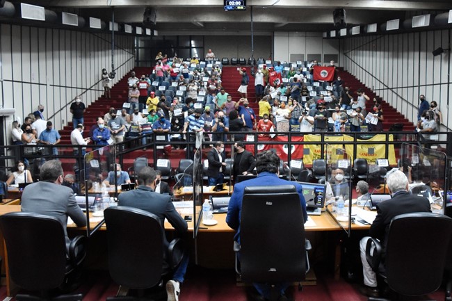 Câmara Municipal lotada para derrubar o veto