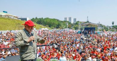 Lula falando para multidão em Taboão da Serra