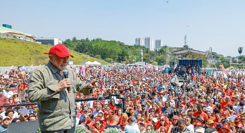 Lula falando para multidão em Taboão da Serra