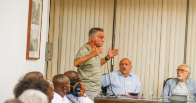 Markus Sokol usando a palavra