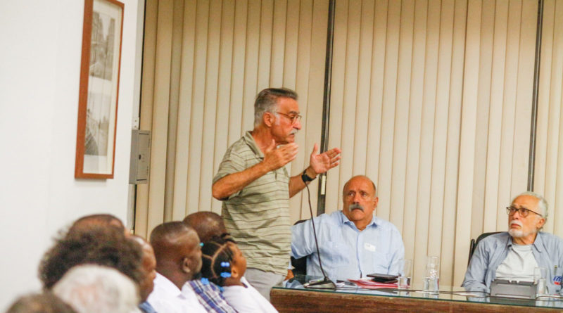 Markus Sokol usando a palavra