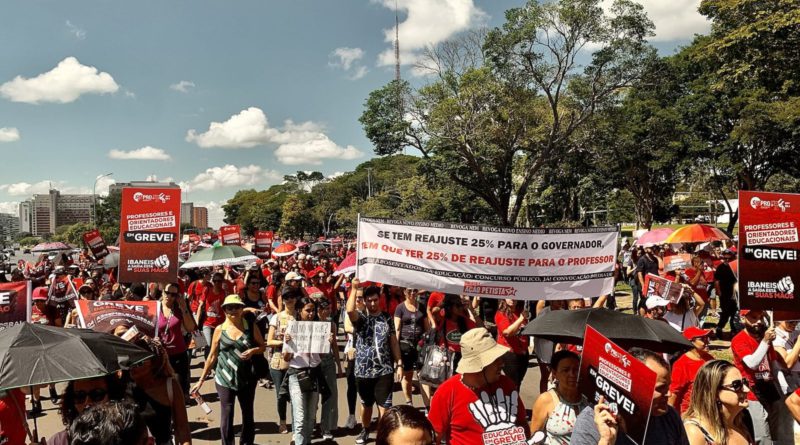 Faixa do DAP na greve dos professores